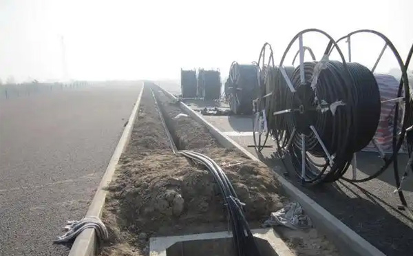 临洮光缆施工如何应对复杂地形布线难题？